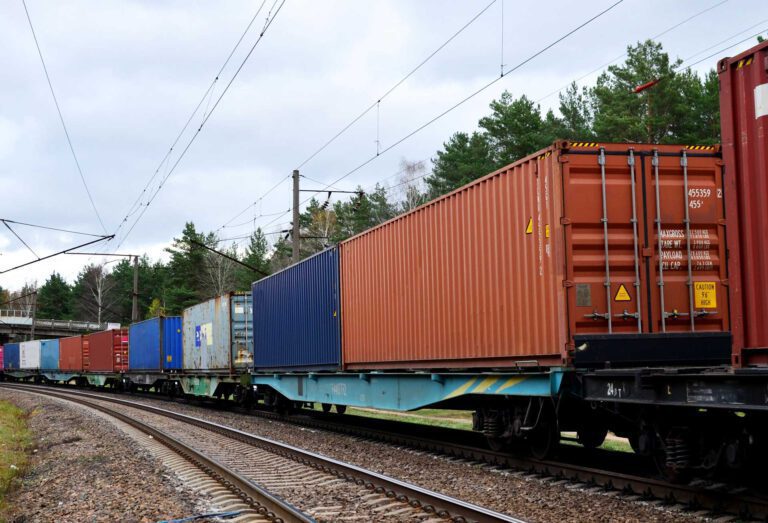 LIFA Leistungen Intermodal - Zug mit Containern auf der Schiene